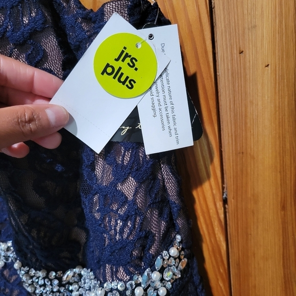 City Triangule Elegant Navy Lace Gown with Rhinestone Detail - Picture 5 of 16